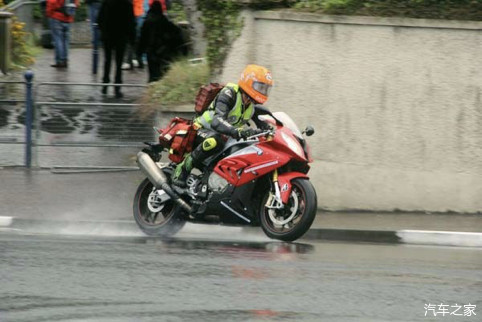 如闪电一般的曼岛tt救护人员:飞行医生john hinds