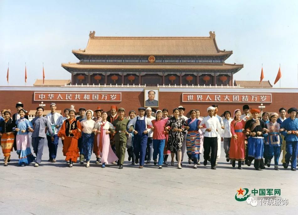 56个民族合影里,汉族是如何失去自己的民族服饰?