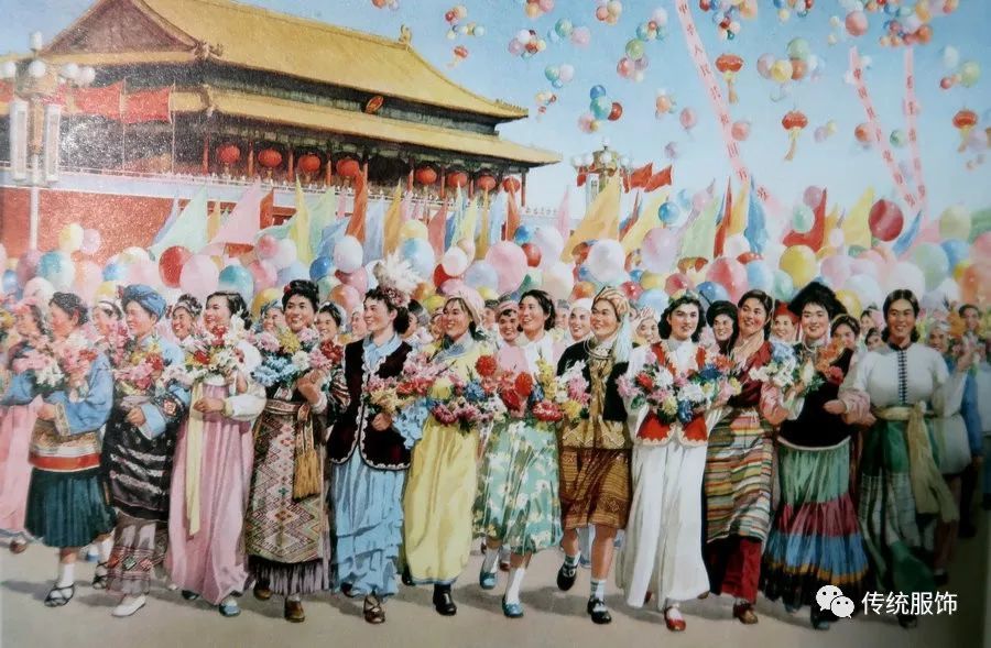 宣传画里汉族和少数民族同框的画面  身着裙装的汉族形象 此时拥有