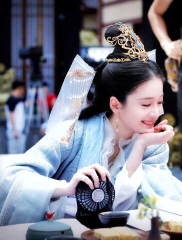《白发皇妃》:九零后小花张雪迎首挑大梁,古装扮相