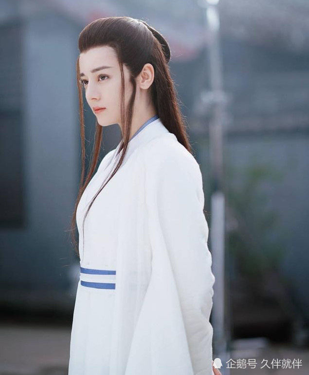 女主是穿越的,女扮男装在异世当导师的小说