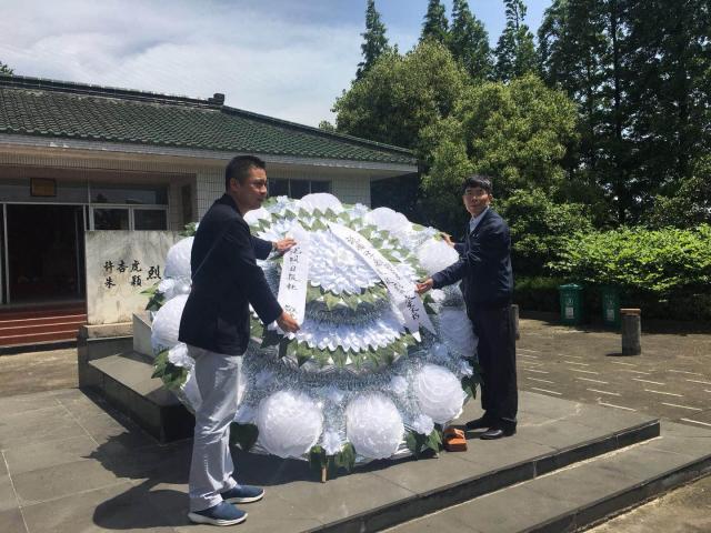 到许杏虎烈士家乡为烈士墓献花圈并祭扫