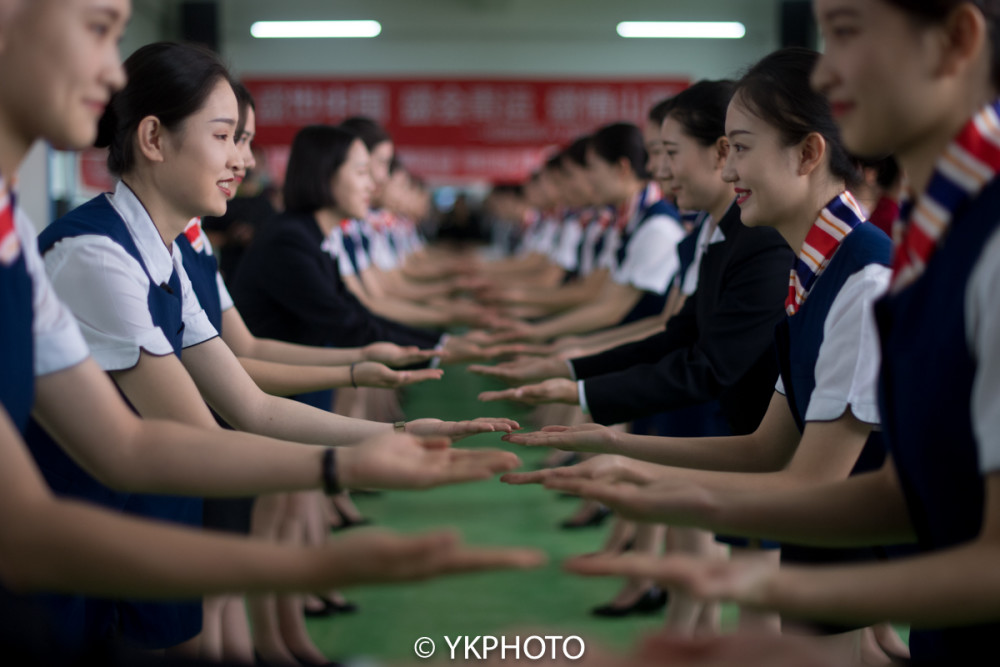 直击青运会礼仪训练,女孩双腿直立夹张纸,练微笑练到脸"抽筋"