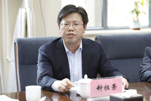 新时代教师要着力提升四方面的素养北京教育学院副院长钟祖荣对农村