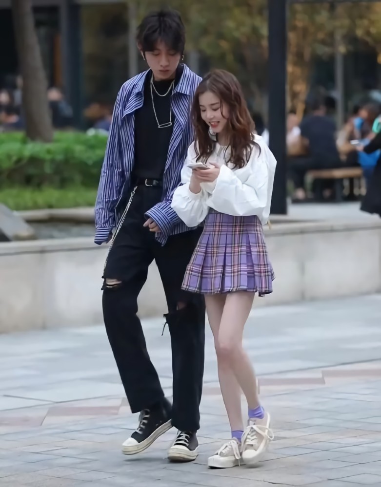 情侣街拍:最萌身高差,女生不及男生肩膀,穿香芋紫娇小