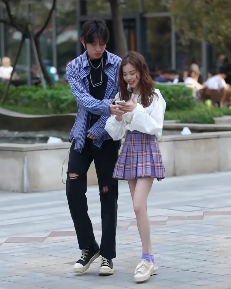 情侣街拍:最萌身高差,女生不及男生肩膀,穿香芋紫娇小