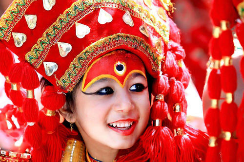 尼泊尔"活女神"在位时受人敬仰,初潮就被废除,大多数下场凄凉