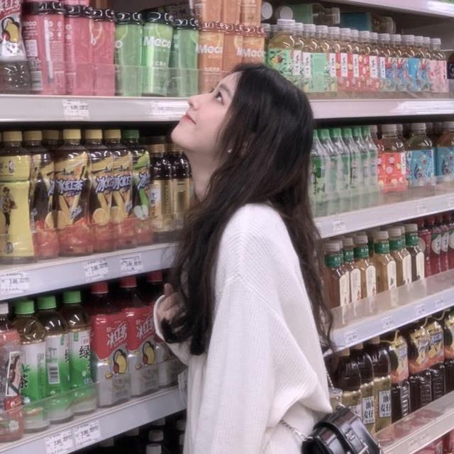 张是女生逛超市的照片,看着那么多饮料,真的好想喝,尤其是上面的奶茶