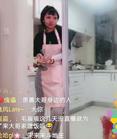 顾茜茜素颜直播下饺子,卸妆前后判若两人,毛宸宸:顾奶奶好
