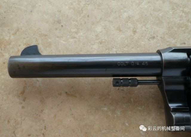 枪管上的铭文"colt d·a 45",代表柯尔特,单双动,.45英寸口径