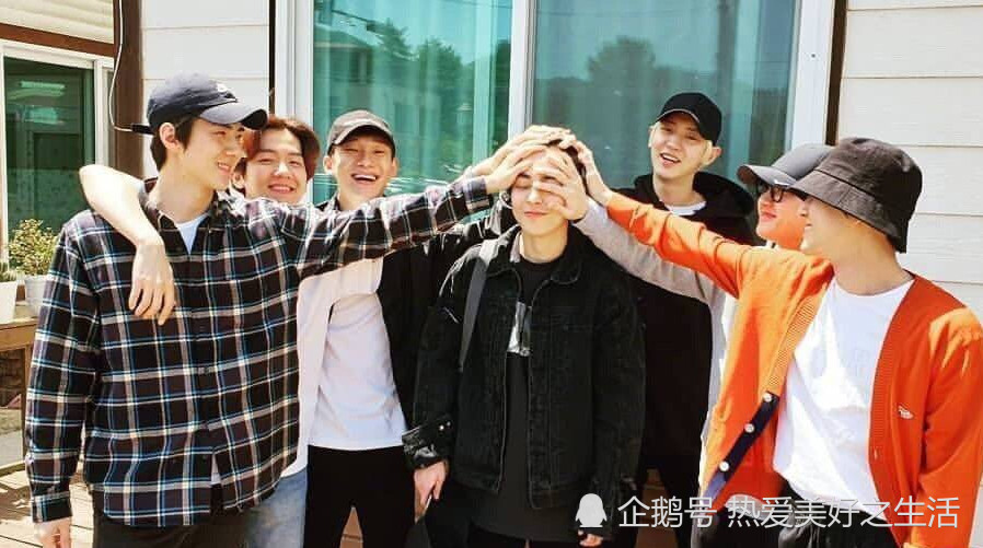 韩网热议!xiumin入伍"生图"曝光,不愧是南韩完颜团!