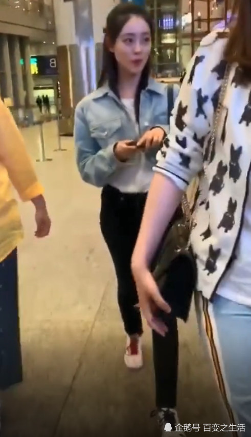 陈钰琪素颜很美?看到路人镜头下穿"鸳鸯鞋"的祝绪丹