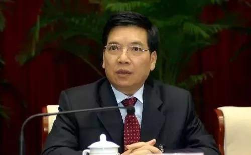 秦光荣“主动投案”，就等于“自首”吗
