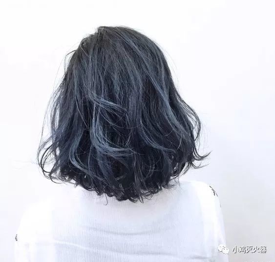 不只是头发的光泽度,灰蓝色中的蓝色元素,还能让肌肤也看起来更为白皙