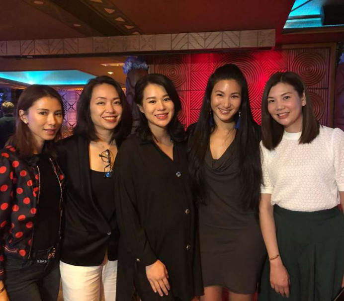 5月10日,郑佩佩女儿原子鏸在个人社交账号上晒出了一组与胡杏儿等同届