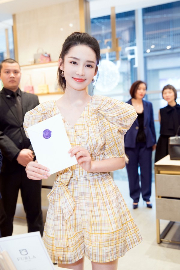 李沁为某包包品牌做广告,身上这打扮是亮点