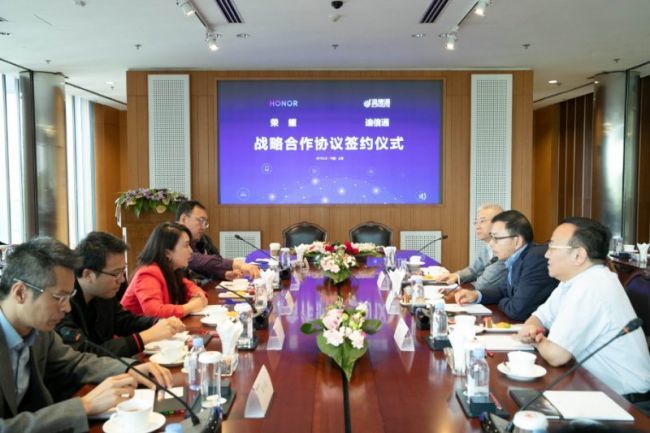 迪信通荣耀携手签署战略合作协议,共同面对新的机遇与