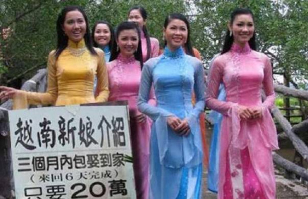 越南新娘打小广告,不仅好看而且还便宜,但是导游都劝不要买
