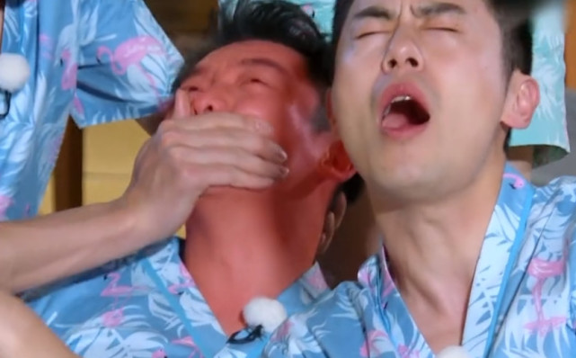 跑男中郑恺按脚底疼成"表情包",画面让人"不忍直视",网友:这酸爽!