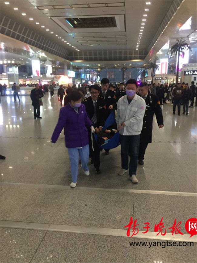女子在候车大厅生下小孩 旅客站成人墙守护(组图)