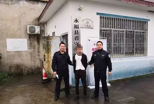 民警将涉嫌容留他人吸毒罪的嫌疑人送永福县看守所刑事拘留 广福乡