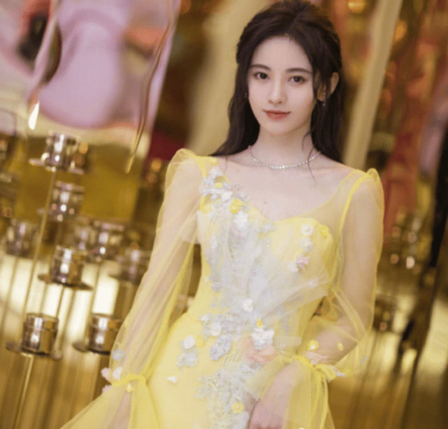 "四千年美女"鞠婧祎登《男人装》,仙女裙美