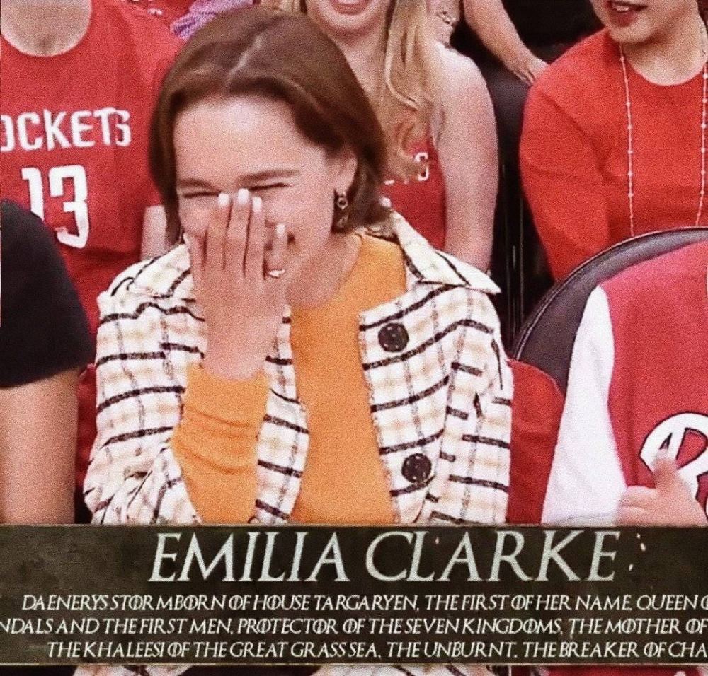 龙妈现身nba火箭主场,笑得无法控制表情,网友:还是不
