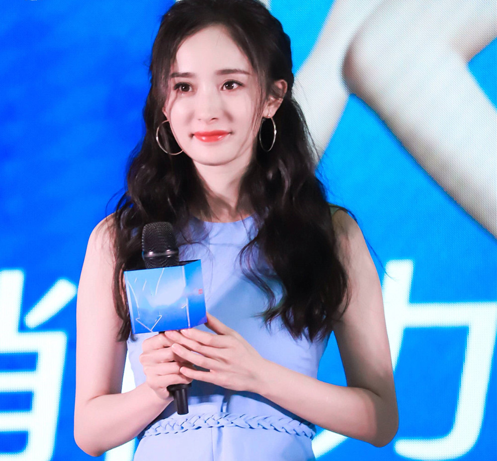看起来很是可爱,像极了小仙女,此外杨幂微笑时,整个嘴唇都是呈现"一"