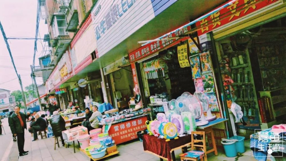 琳琅满目的杂货店,门外永远摆着时下人们最需要的货品 老街靠沙阳