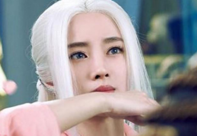 同样是"白发造型",刘亦菲看起来让人心疼,最后一个是真的美!