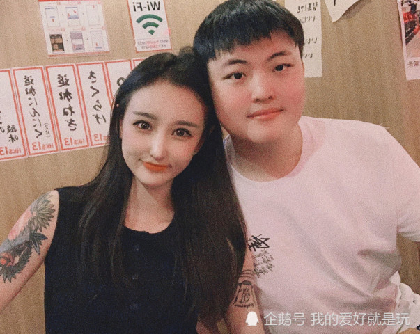 uzi也纹纹身了?奥咪咪晒两人游玩美照,胳臂上的图案让