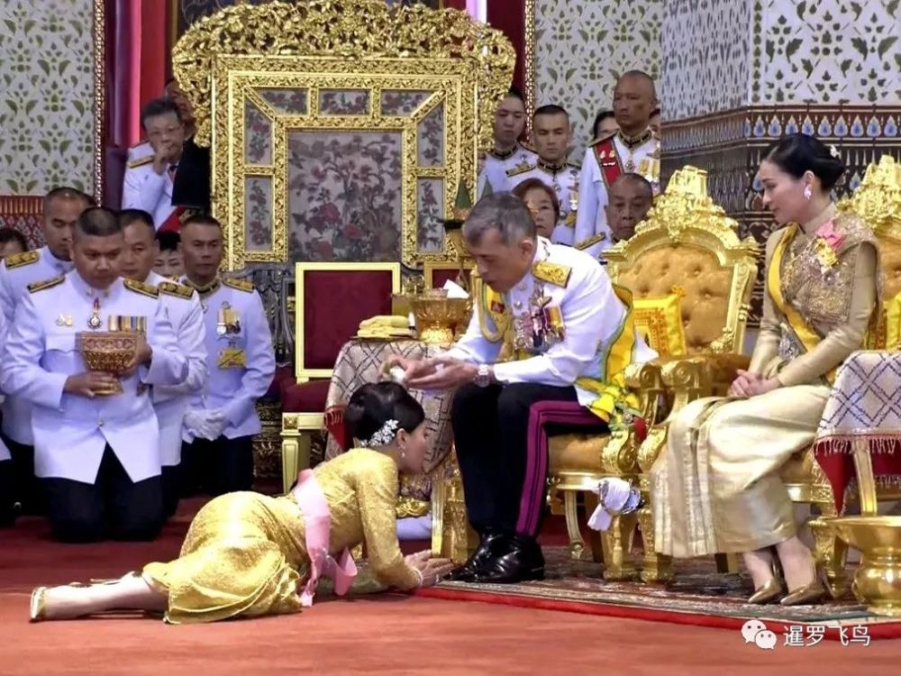 泰国国王哇集拉隆功在授予他的女儿思蕊梵娜瓦瑞公主新的封号