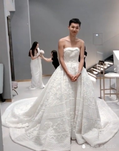 床上婚纱_性感女人穿婚纱床上