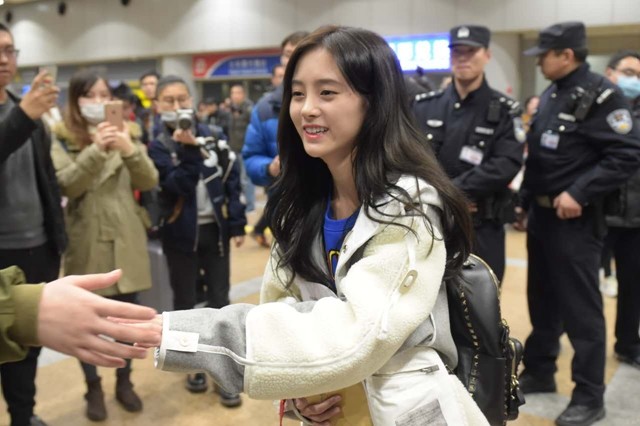 鞠婧祎抵京参加星光大赏 叮嘱粉丝注意安全