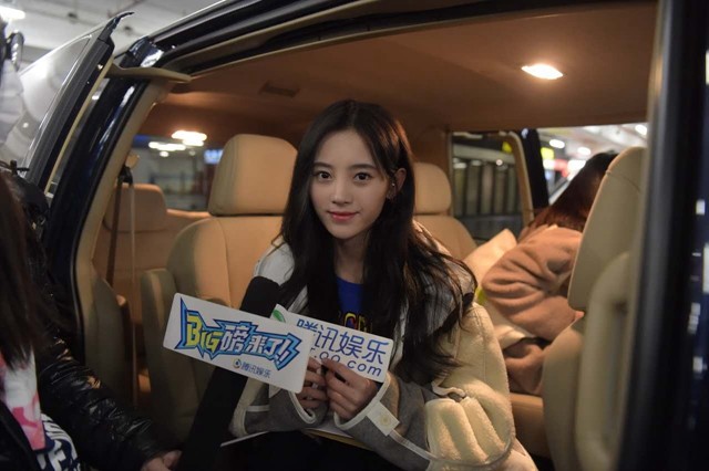 鞠婧祎抵京参加星光大赏 叮嘱粉丝注意安全