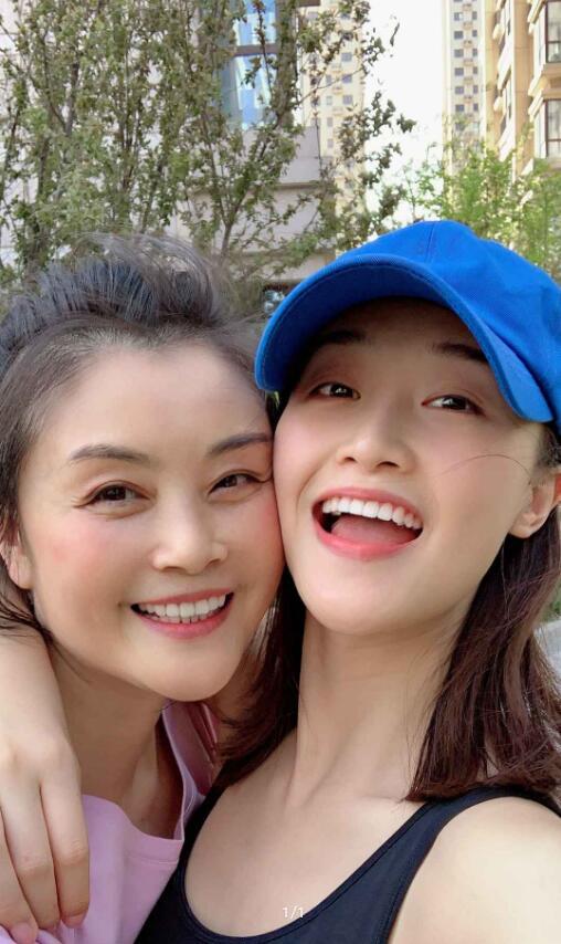 母亲节众人晒照表白妈妈:全世界最爱我,最疼我的人