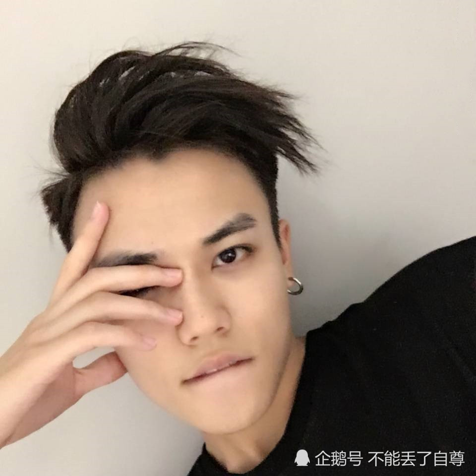 本以为林彦俊的三七分够霸道了,看到他的大背头,我承认我被俘获了