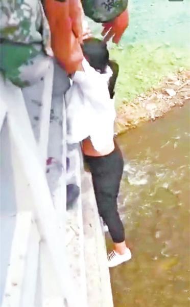 的哥上一把拽住v的哥大桥新乡女孩获阿里天天女生板鞋中学生图片