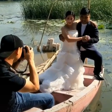 小伙和妻子在船上拍婚纱照,摄影师让做个动作,接下来大家笑喷