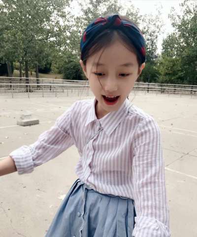 原以为黄磊女儿够美了,看到赵薇的女儿后,网友:等你长大