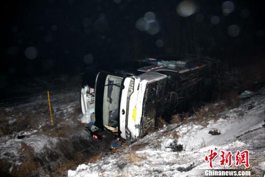 乌奎高速车祸 载30人大巴侧翻