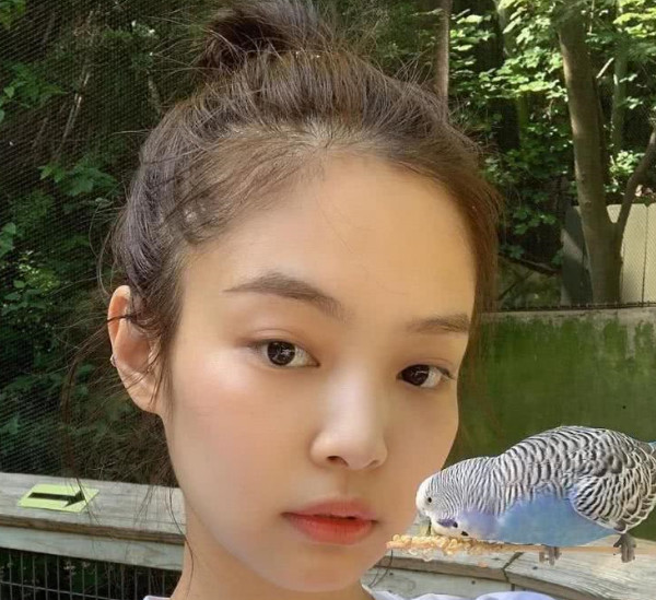 被"天使"吻过的金智妮,看到她的素颜照后,网友:被圈粉