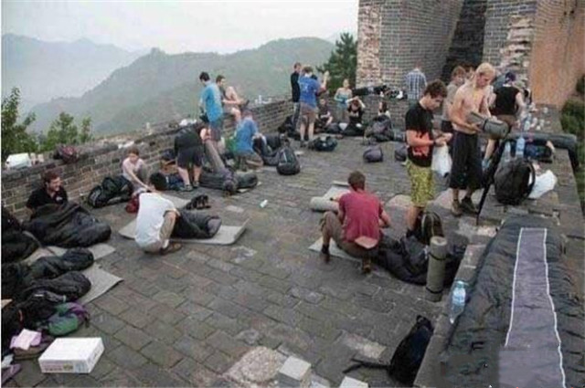 中国游客素质很差?看外国人在中国干的这些事,网友们瞬间闭嘴了