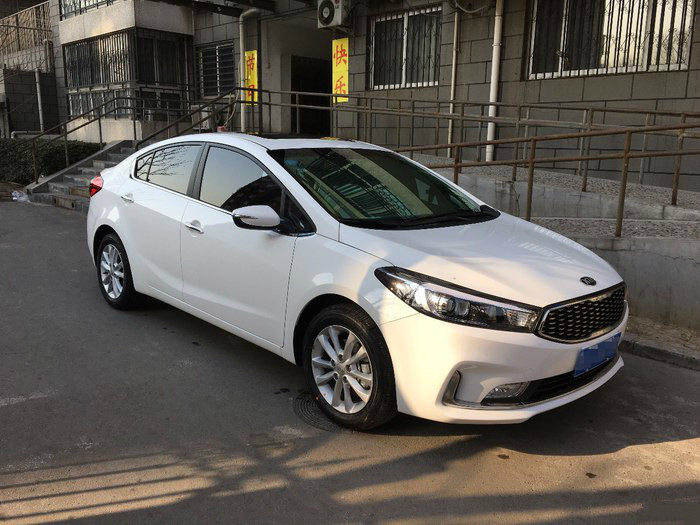 起亚k3拖车为省钱在河边洗车,车主车轮被陷,结果花了黄焖鸡海报设计图片