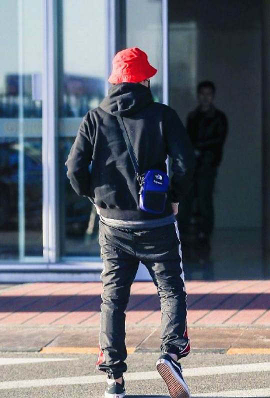 吴亦凡街拍照,红色渔夫帽干练大气,图三你注意点形象
