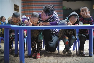 四川悬崖村代课男幼师月入不足千元