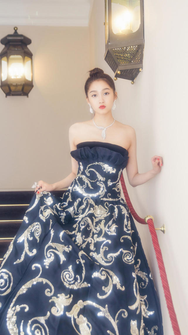 关晓彤穿着一身抢眼的抹胸裙,让她变身夏天里的女王!