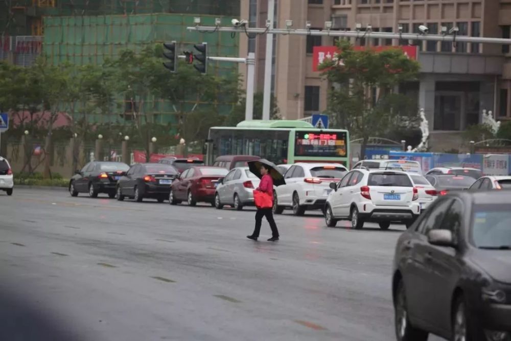 行人乱过马路照样被拍,快看你上镜了吗?