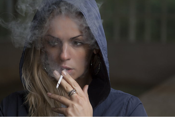 不论男女,若有这3个表现,说明你已吸烟成"瘾"!不服来辩!