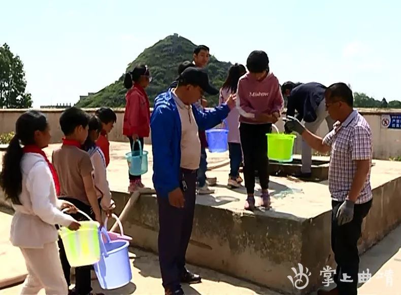 陆良爱心公司为龙海山区严重缺水学校义务送水